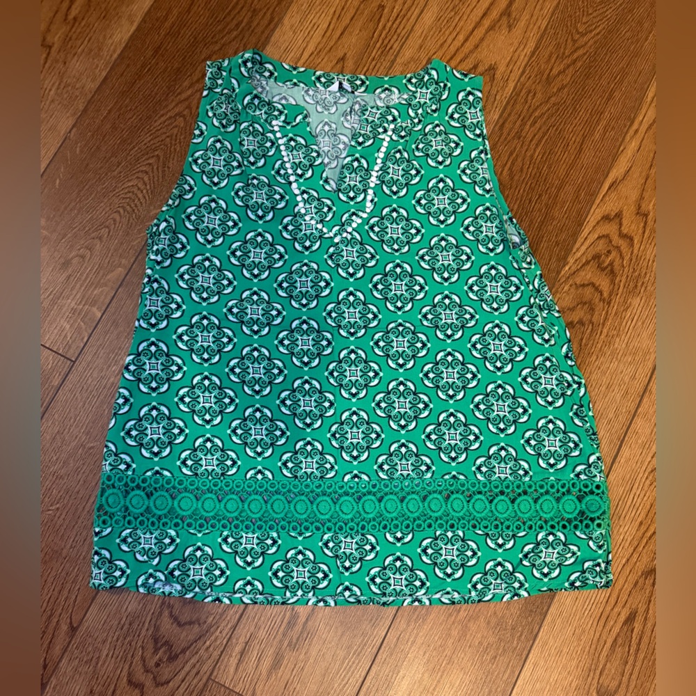 Crown and Ivy Sleeveless Green Patterned shirt women’s
